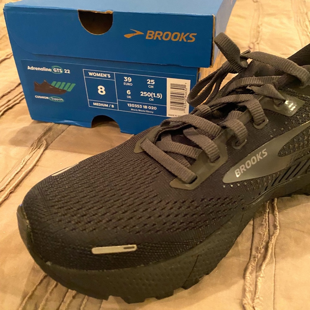 *NEVER WORN* Brooks Women's Adrenaline GTS 22 Supportive Running Shoe